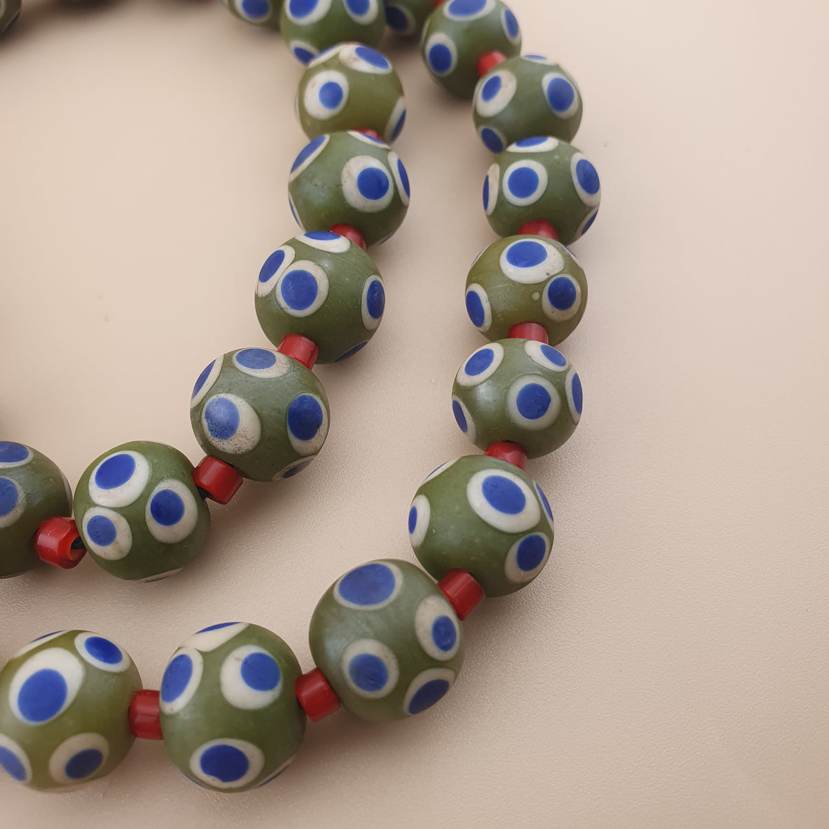 Collier 24 pouces en verre vénitien mille yeux style vintage, vert feuille, yeux bleus