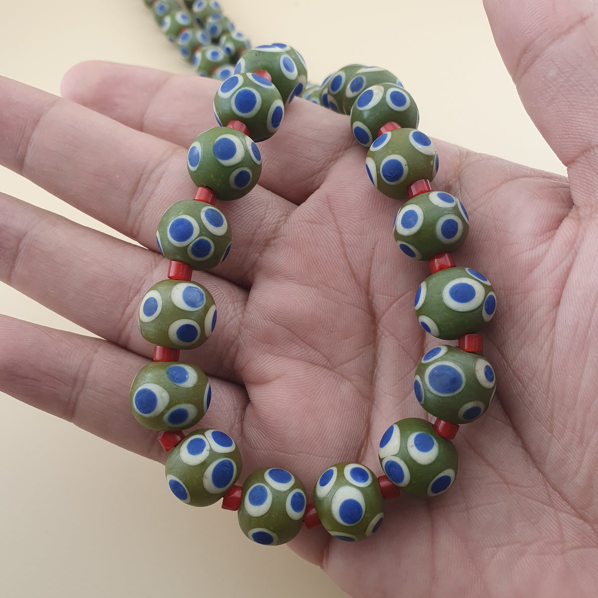 Collier 24 pouces en verre vénitien mille yeux style vintage, vert feuille, yeux bleus
