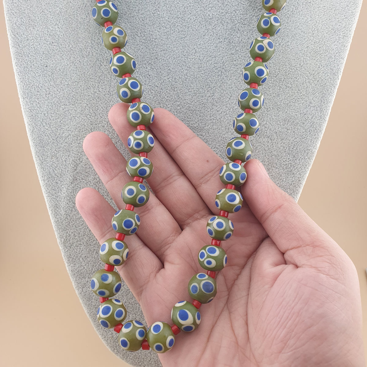 Collier 24 pouces en verre vénitien mille yeux style vintage, vert feuille, yeux bleus