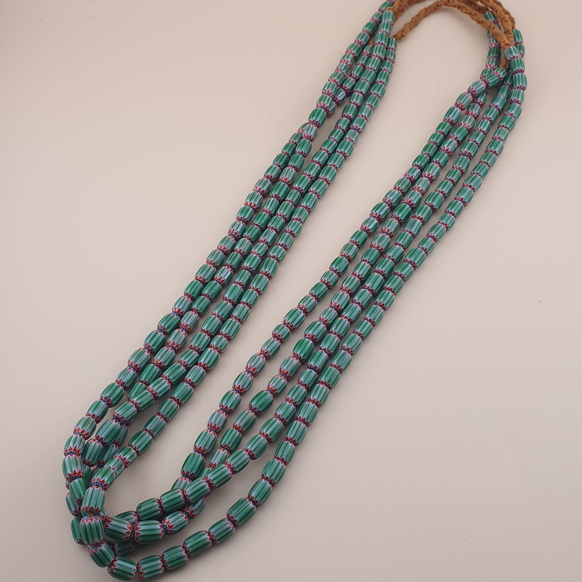 Collier de perles de verre Chevron vert vintage - Style vénitien, 56 cm