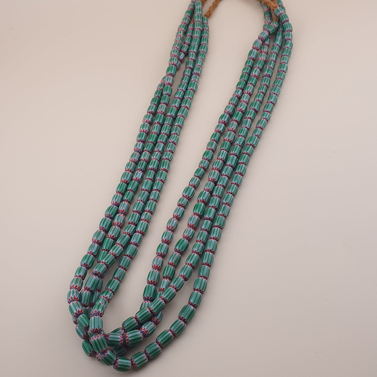 Collier de perles de verre Chevron vert vintage - Style vénitien, 56 cm