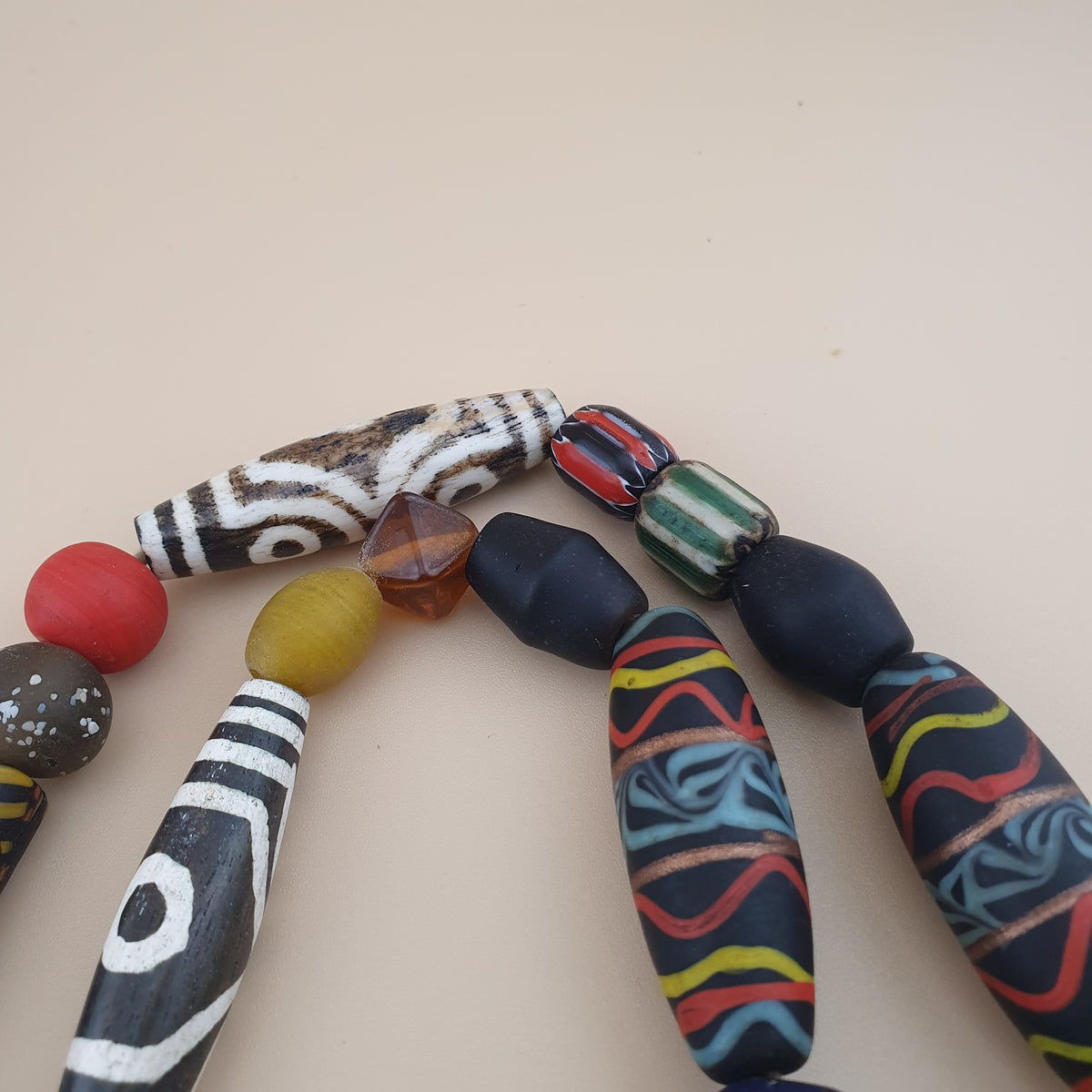 Collier vintage de perles asiatiques, africaines, Pumtek, Pyu et en verre