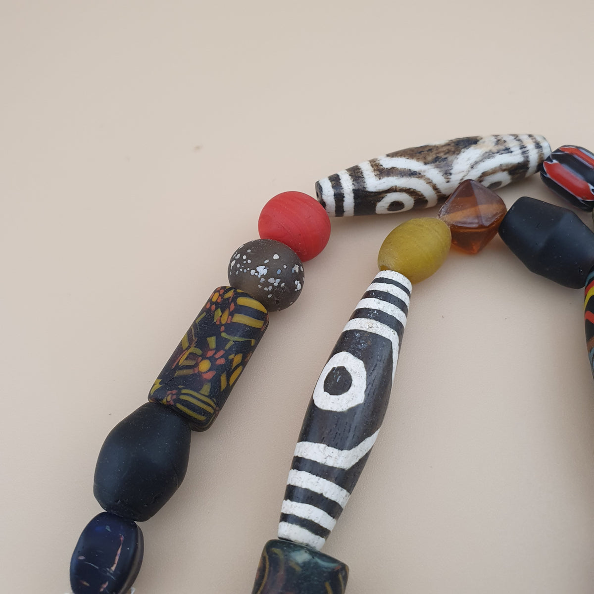 Collier vintage de perles asiatiques, africaines, Pumtek, Pyu et en verre