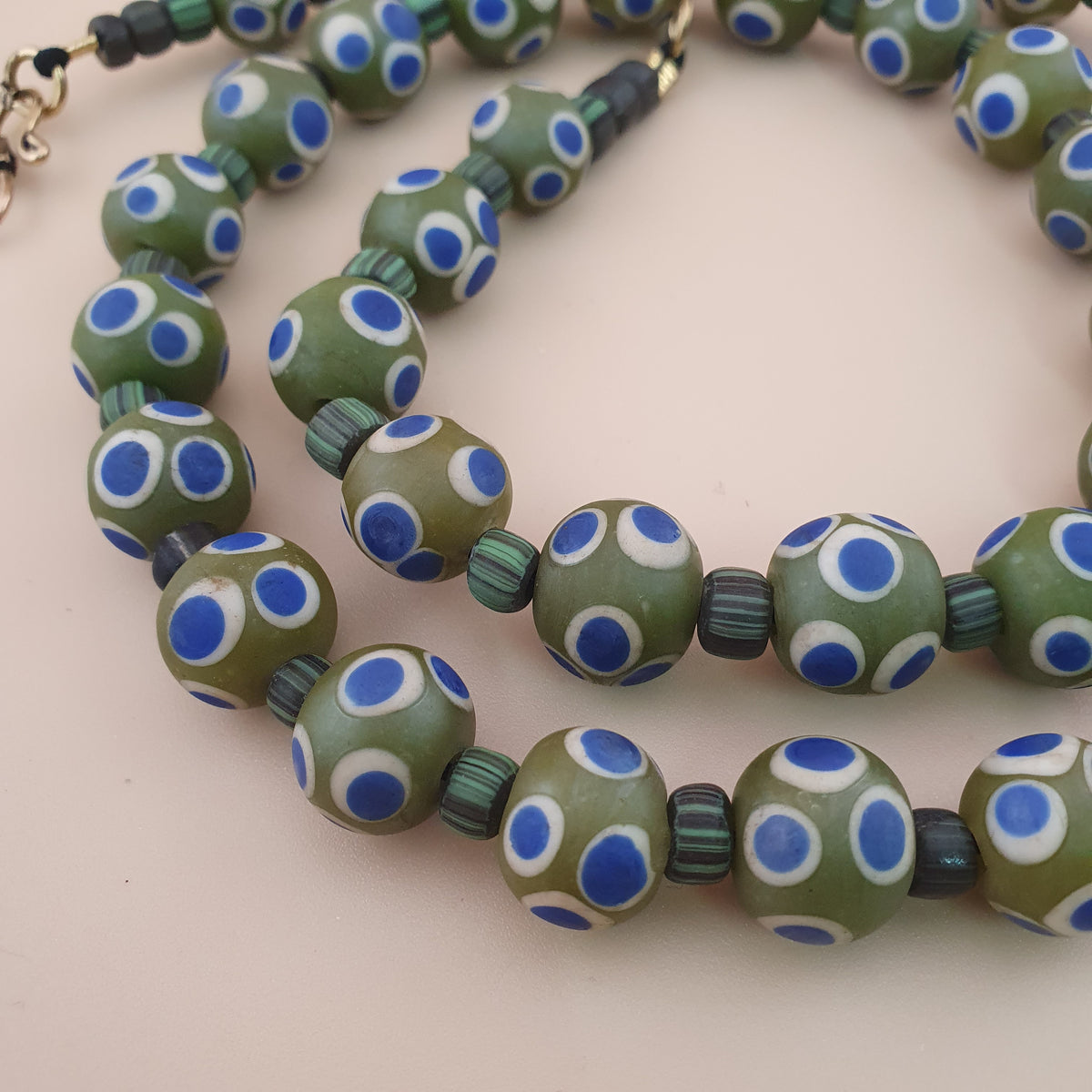 Collier en perles de verre millefiori vénitien vintage