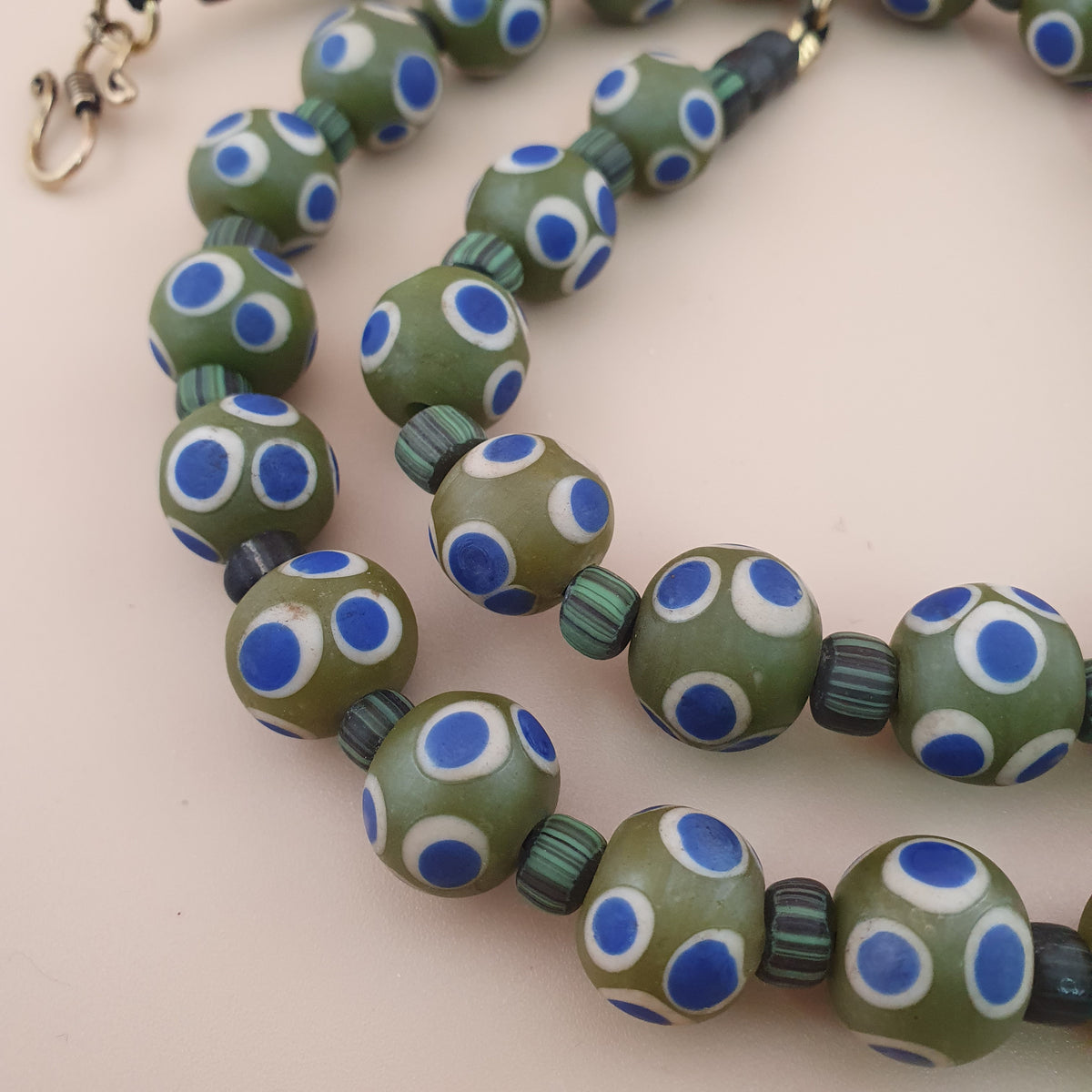 Collier en perles de verre millefiori vénitien vintage