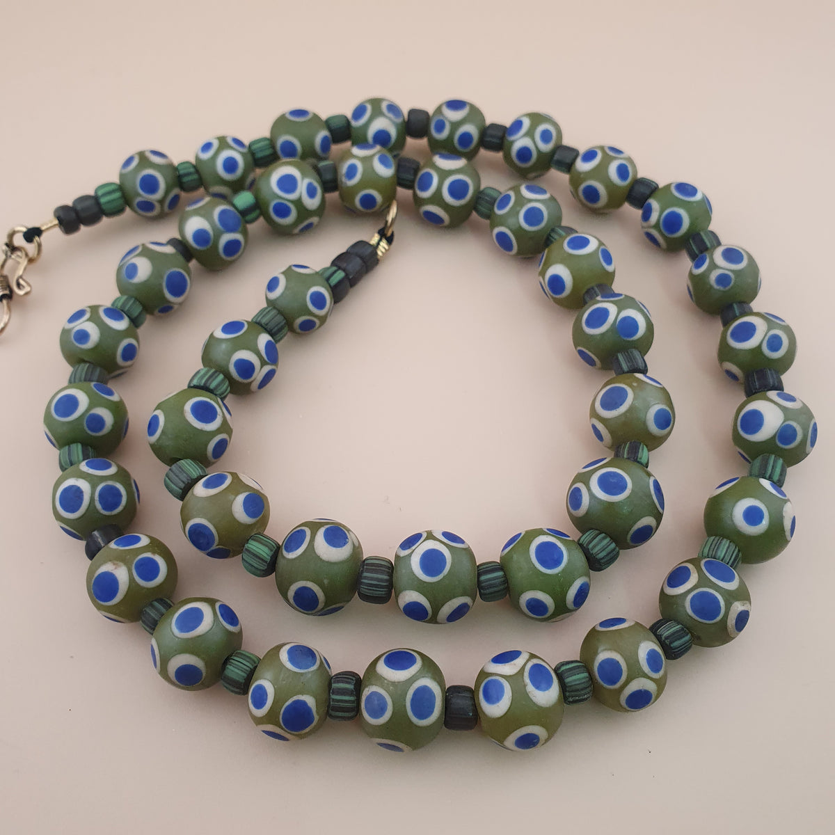 Collier en perles de verre millefiori vénitien vintage