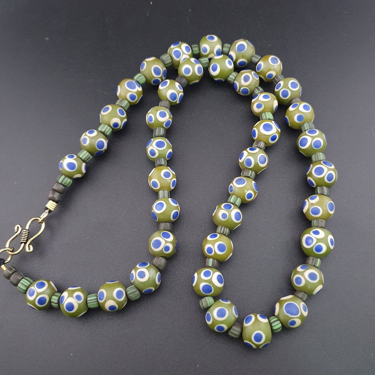 Collier en perles de verre millefiori vénitien vintage