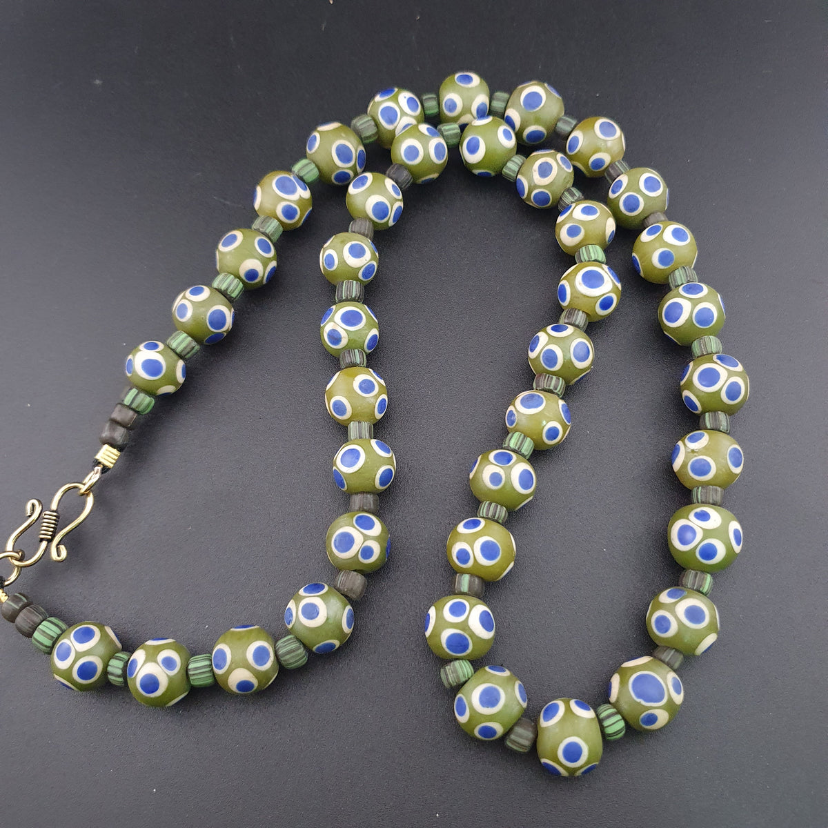 Collier en perles de verre millefiori vénitien vintage
