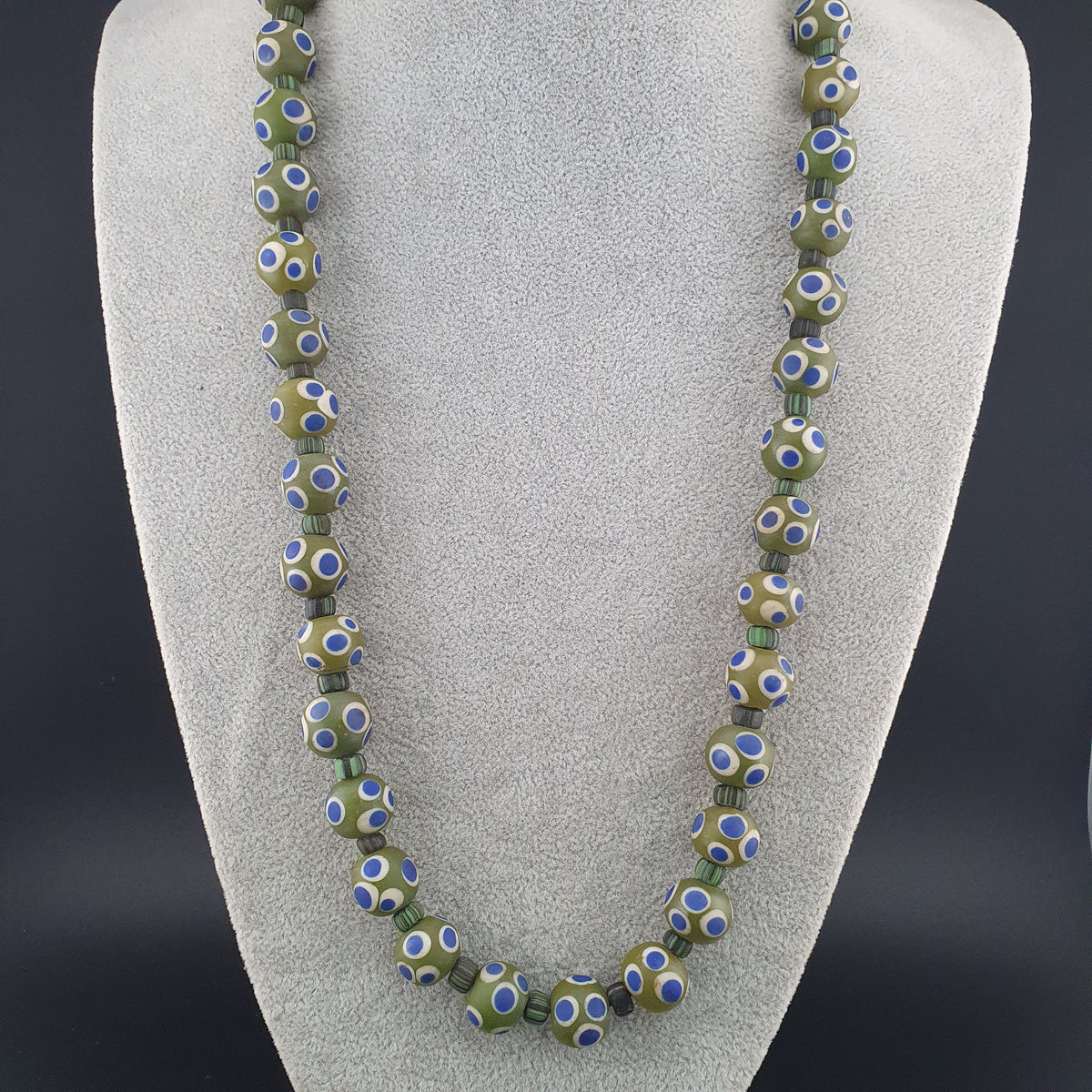 Collier en perles de verre millefiori vénitien vintage