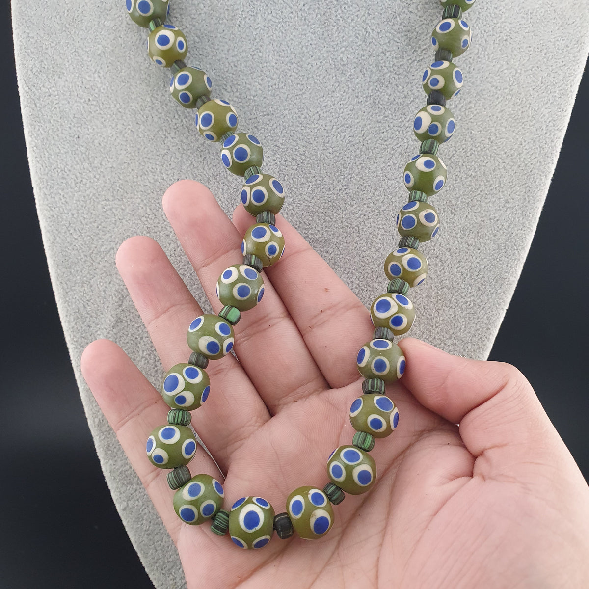 Collier en perles de verre millefiori vénitien vintage