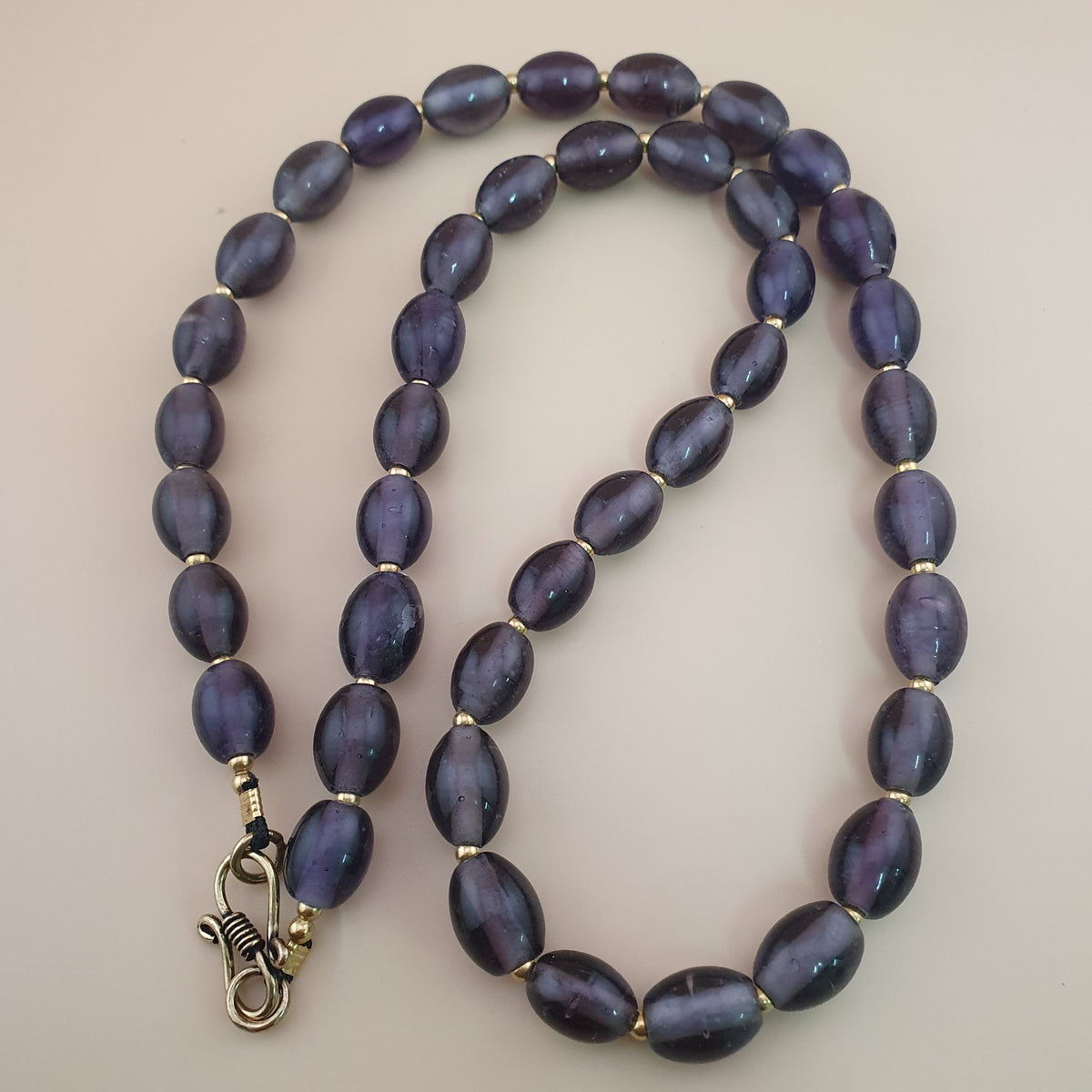 Collier de perles de verre violet foncé de style africain, vintage