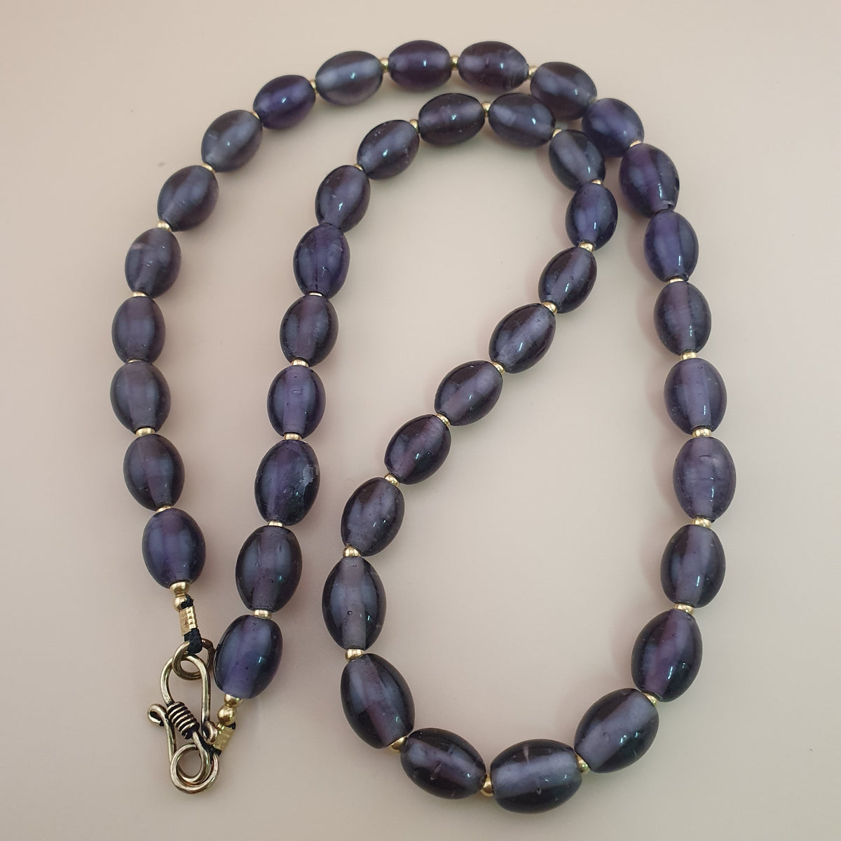 Collier de perles de verre violet foncé de style africain, vintage