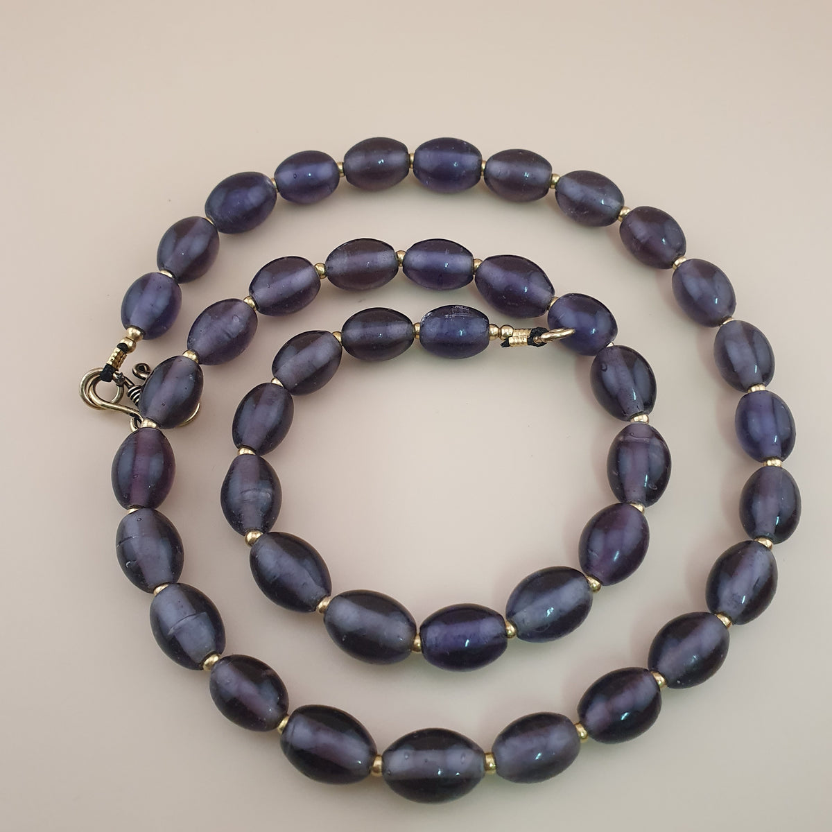 Collier de perles de verre violet foncé de style africain, vintage