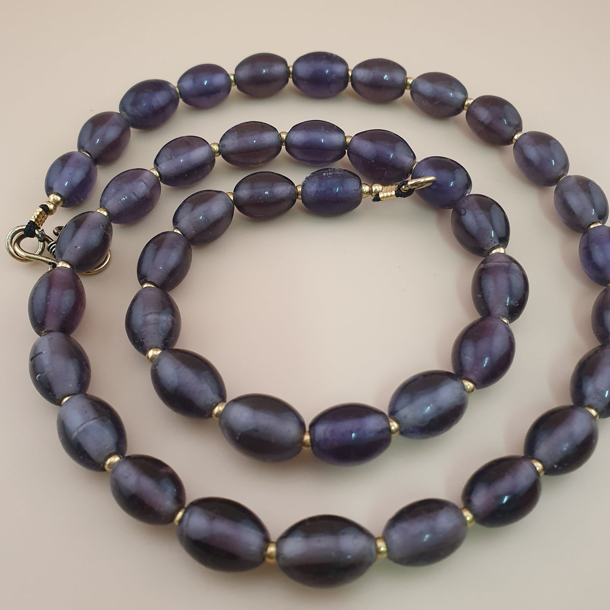 Collier de perles de verre violet foncé de style africain, vintage