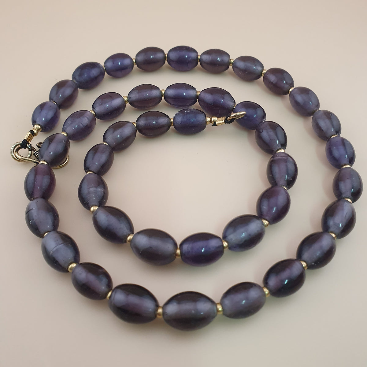 Collier de perles de verre violet foncé de style africain, vintage