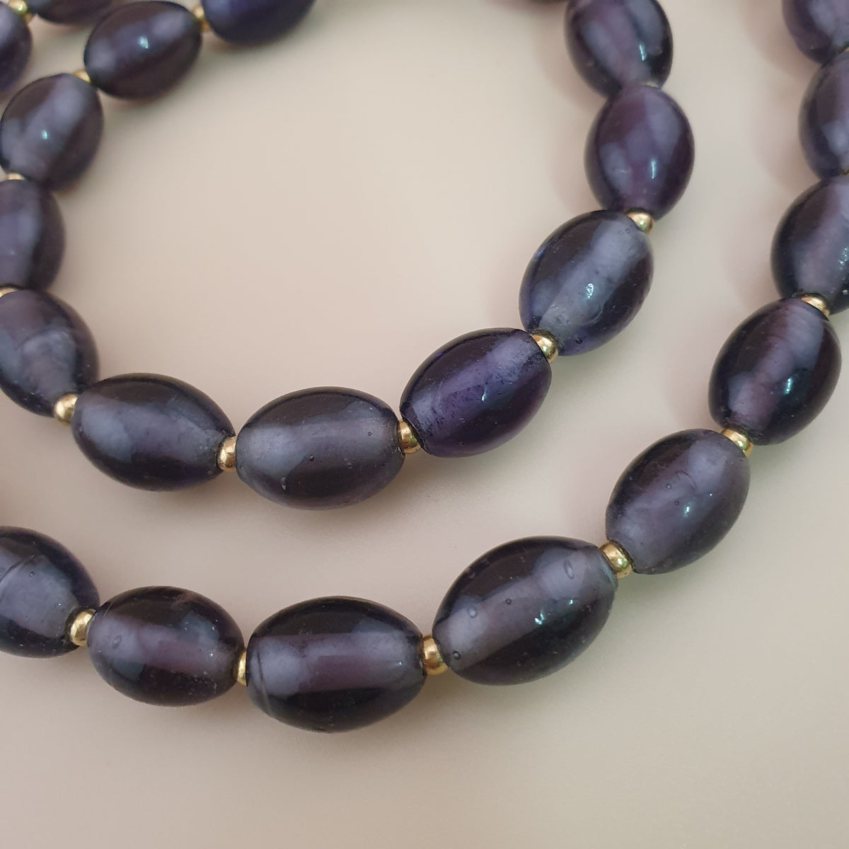 Collier de perles de verre violet foncé de style africain, vintage