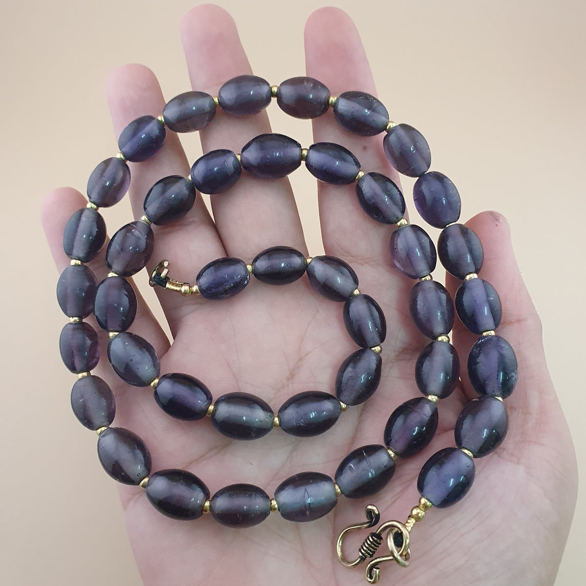Collier de perles de verre violet foncé de style africain, vintage