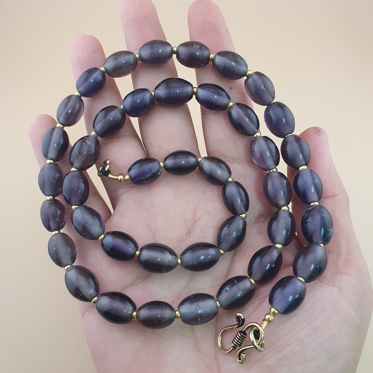 Collier de perles de verre violet foncé de style africain, vintage