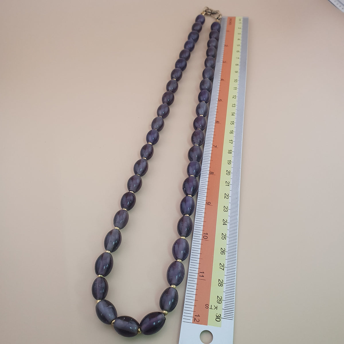 Collier de perles de verre violet foncé de style africain, vintage