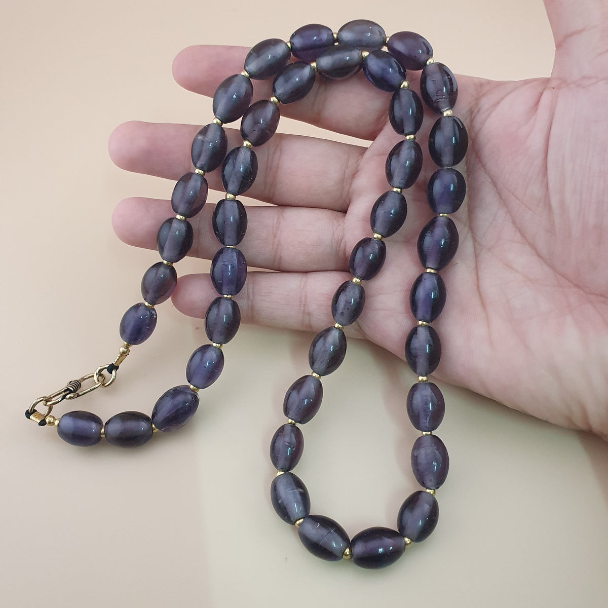 Collier de perles de verre violet foncé de style africain, vintage