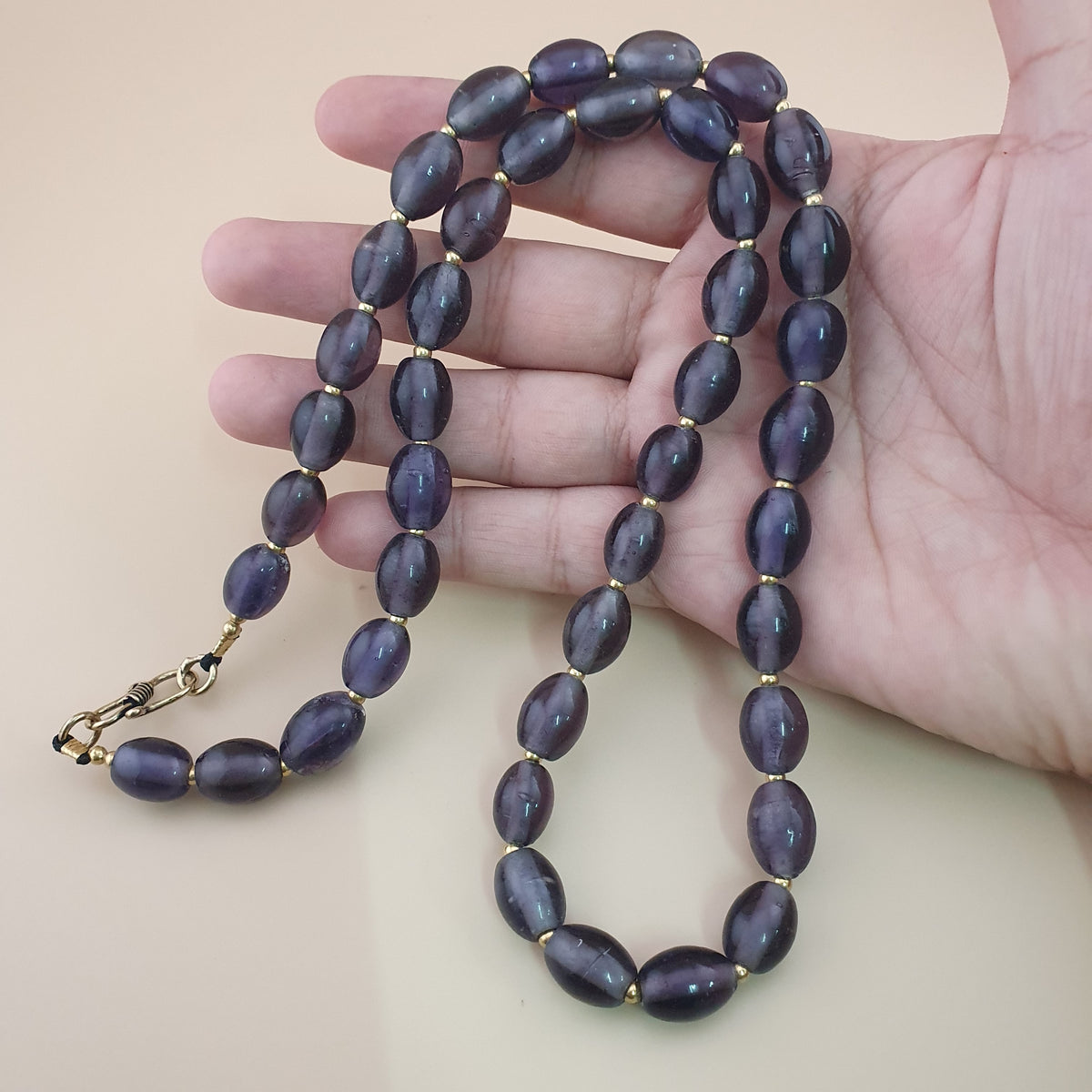 Collier de perles de verre violet foncé de style africain, vintage