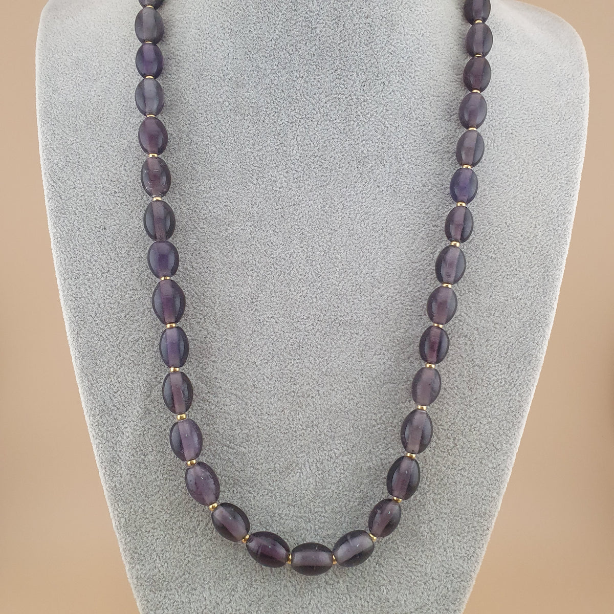 Collier de perles de verre violet foncé de style africain, vintage