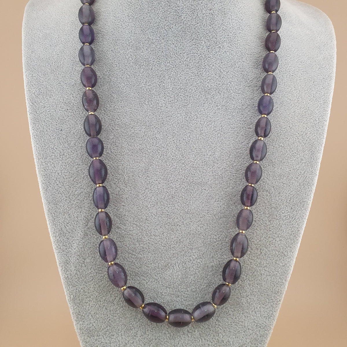 Collier de perles de verre violet foncé de style africain, vintage