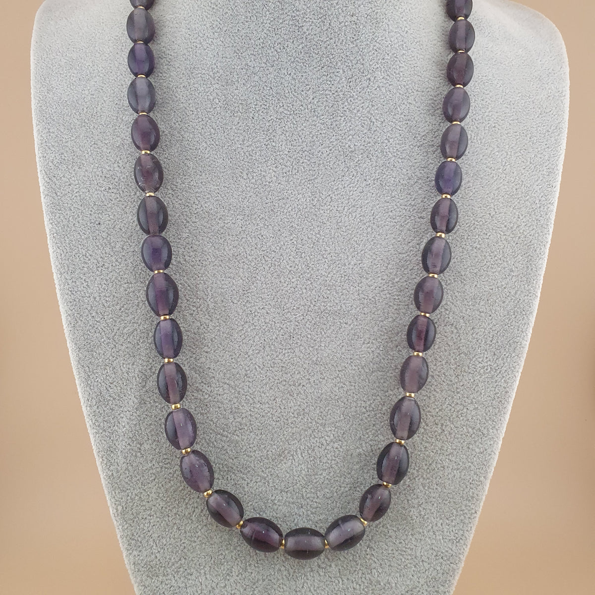 Collier de perles de verre violet foncé de style africain, vintage