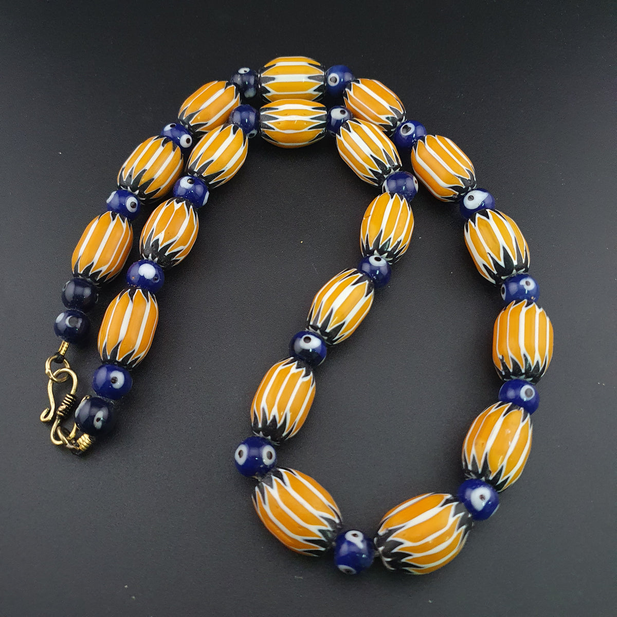 Collier de perles de verre chevron et yeux de Nazar style vénitien vintage