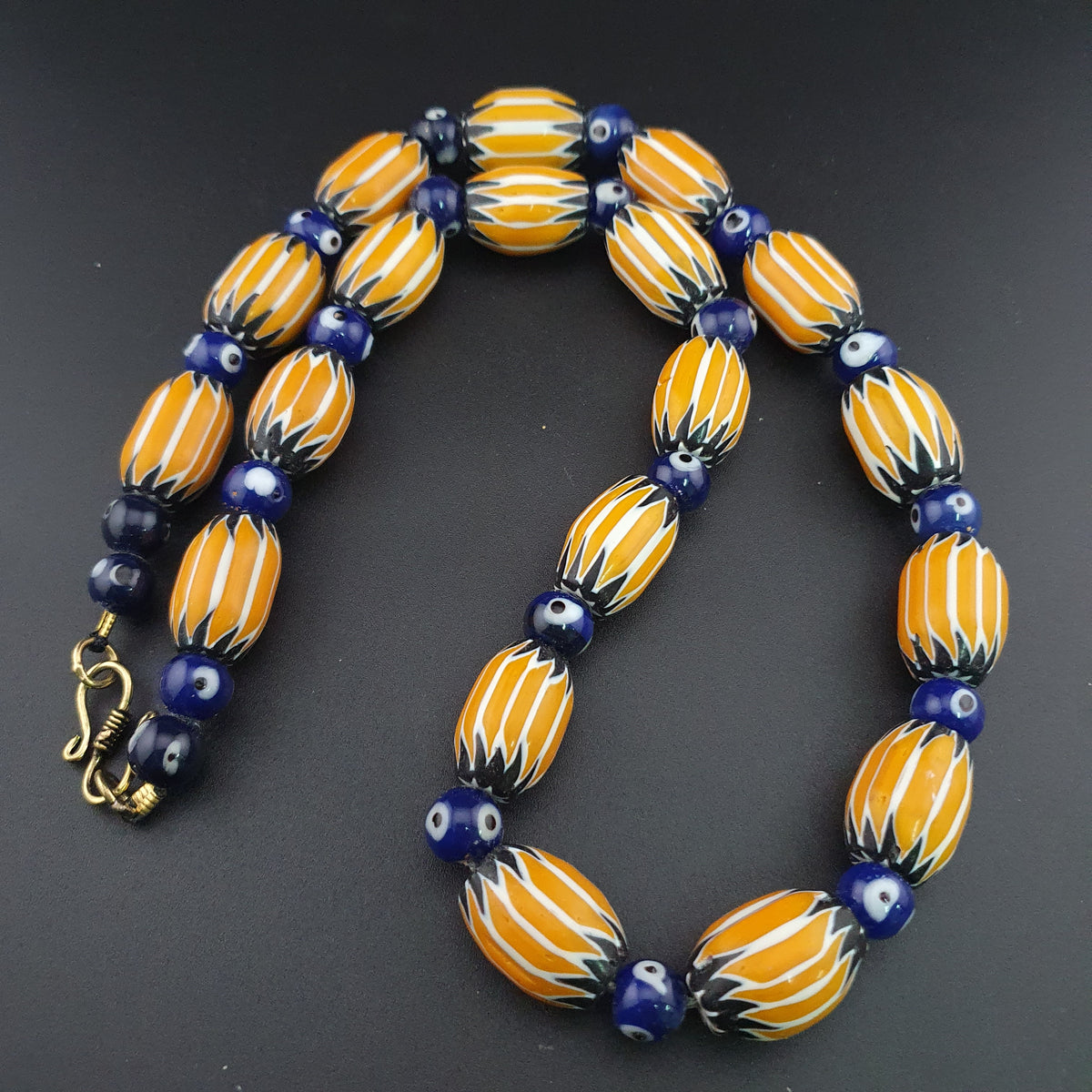 Collier de perles de verre chevron et yeux de Nazar style vénitien vintage