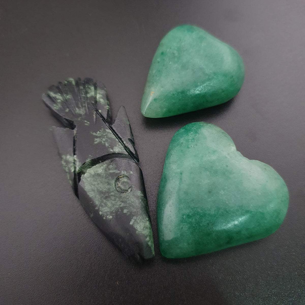 Lot de 3 pendentifs vintage en jade sculpté : un en forme de poisson, deux en forme de cœur vert.