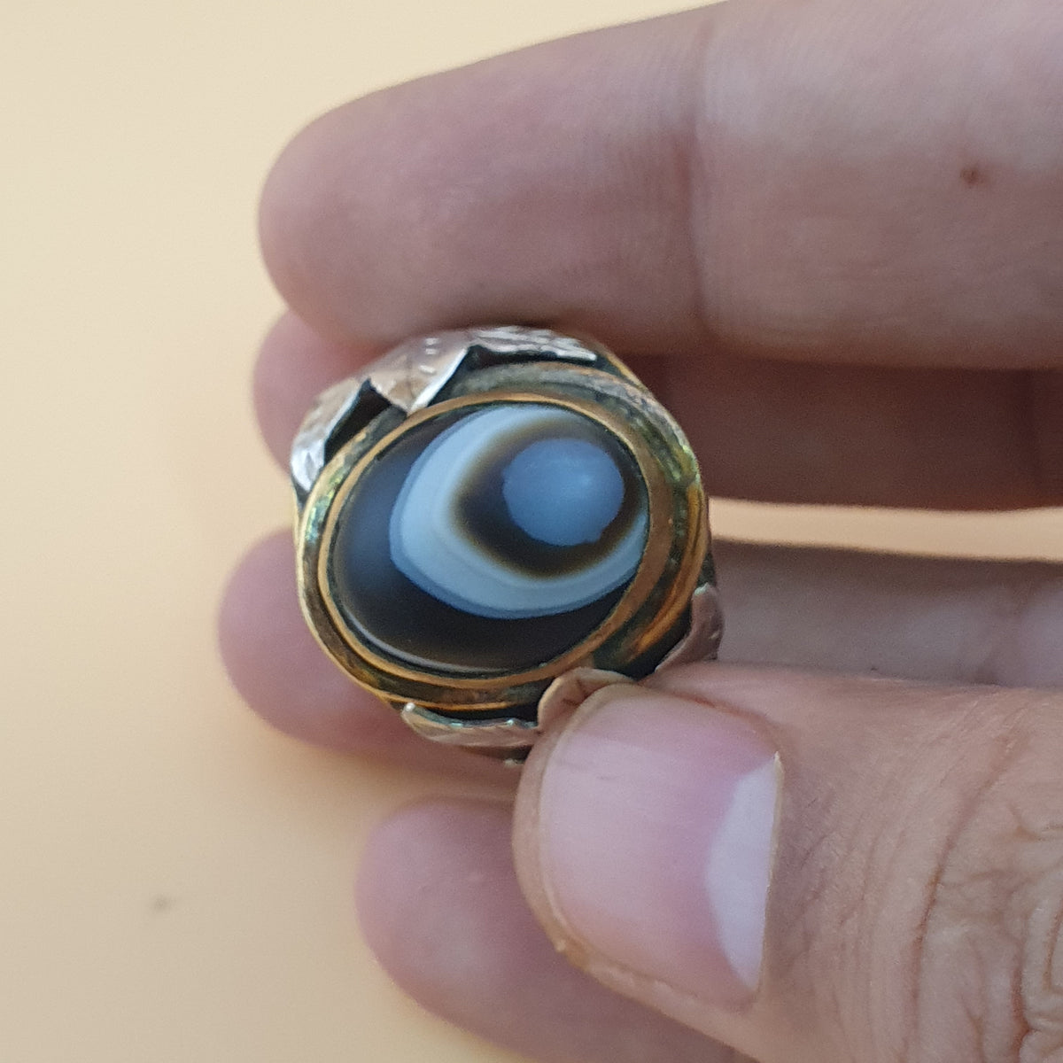 Bague œil d'agate Sulaimani vintage : incrustation florale en laiton et argent