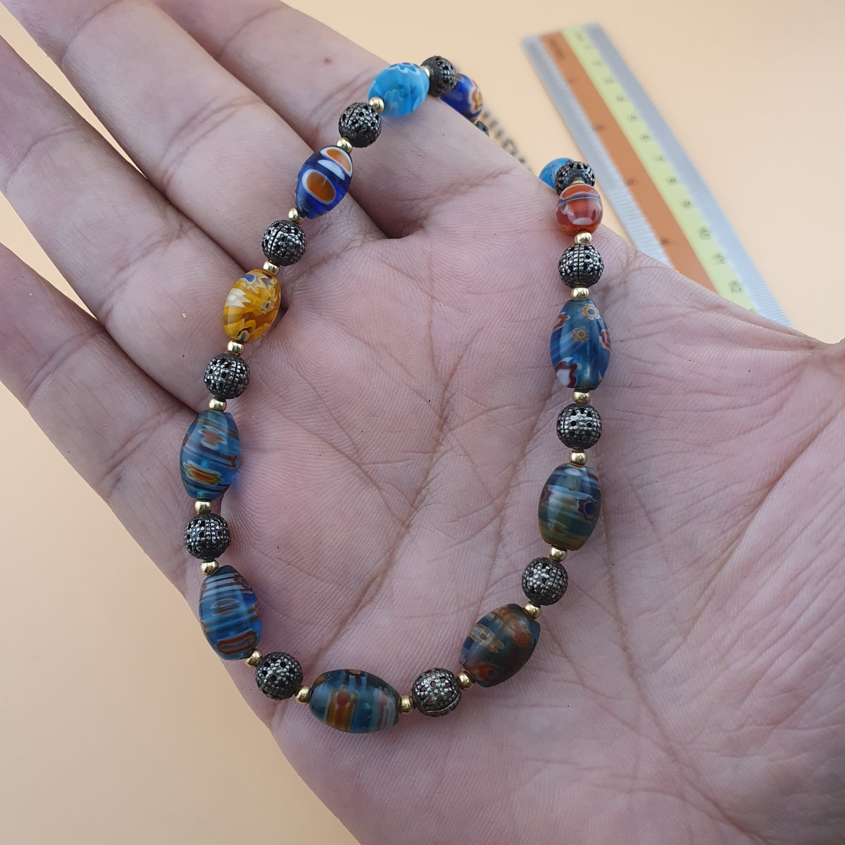 Collier de Perles en Verre Floral Style Vénitien Vintage et Laiton Ancien 24 pouces