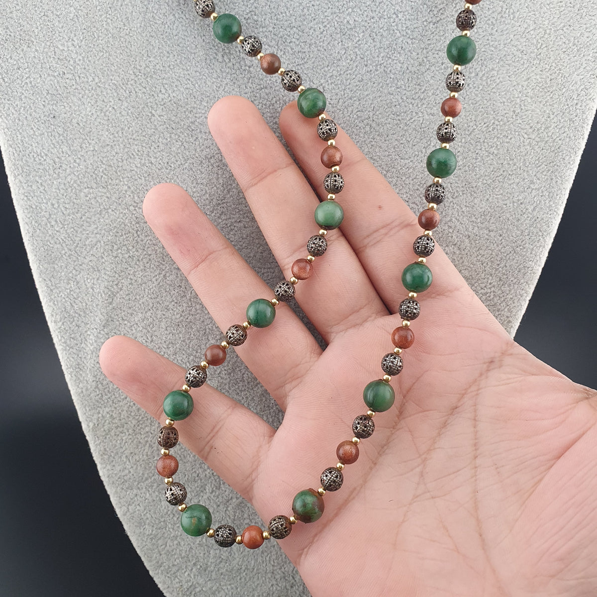 Collier Perles Vintage de Jade, Œil de Tigre et Vieux Laiton