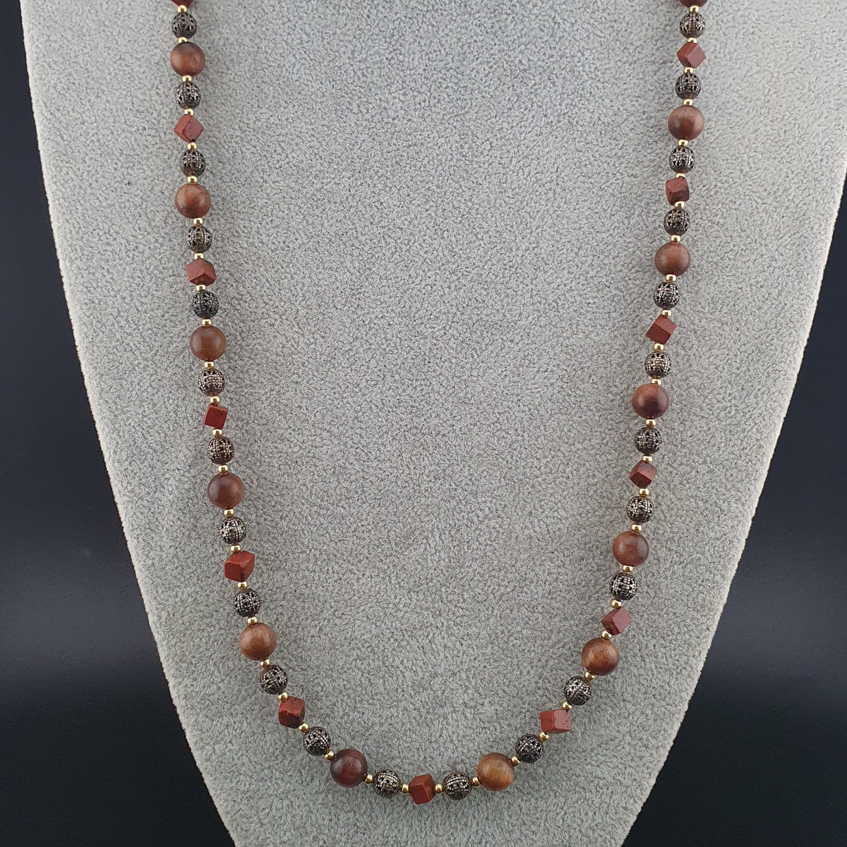 Collier vintage œil de tigre, jaspe et perles en laiton ancien