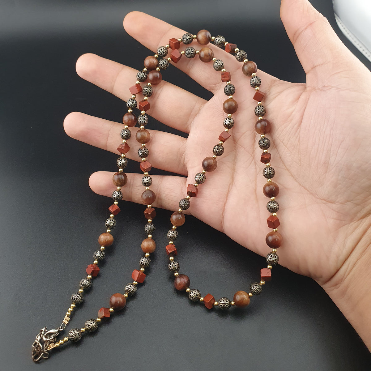Collier vintage œil de tigre, jaspe et perles en laiton ancien