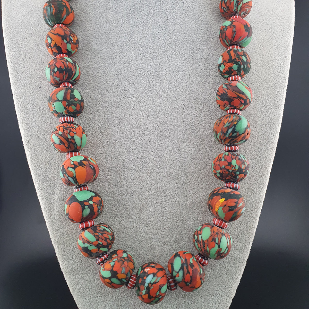 Collier perles de verre millefiori et perles de verre chevrons de style vénitien vintage 24 pouces