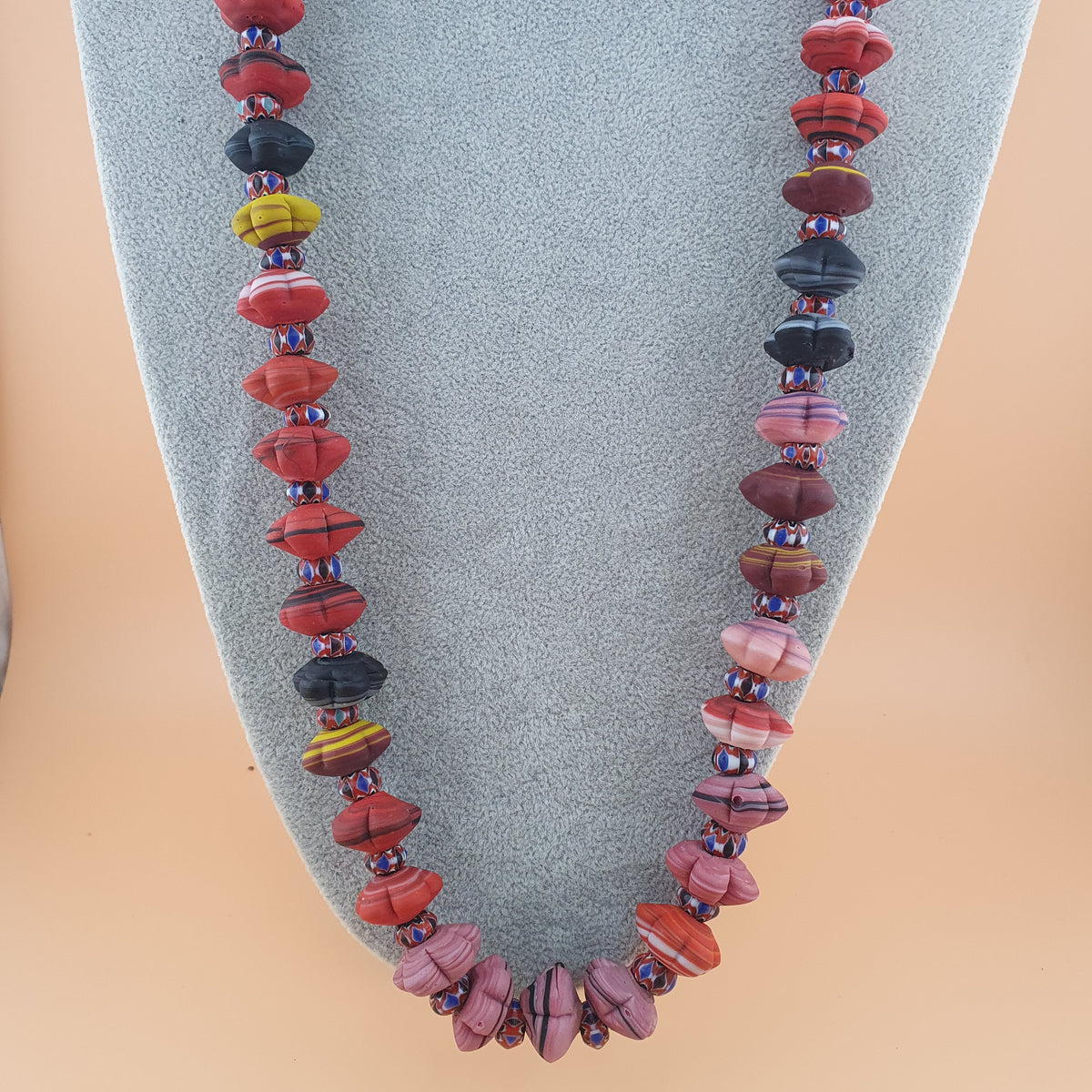 Collier perles de verre vintage vénitien style africain forme fleur et chevrons 26 pouces