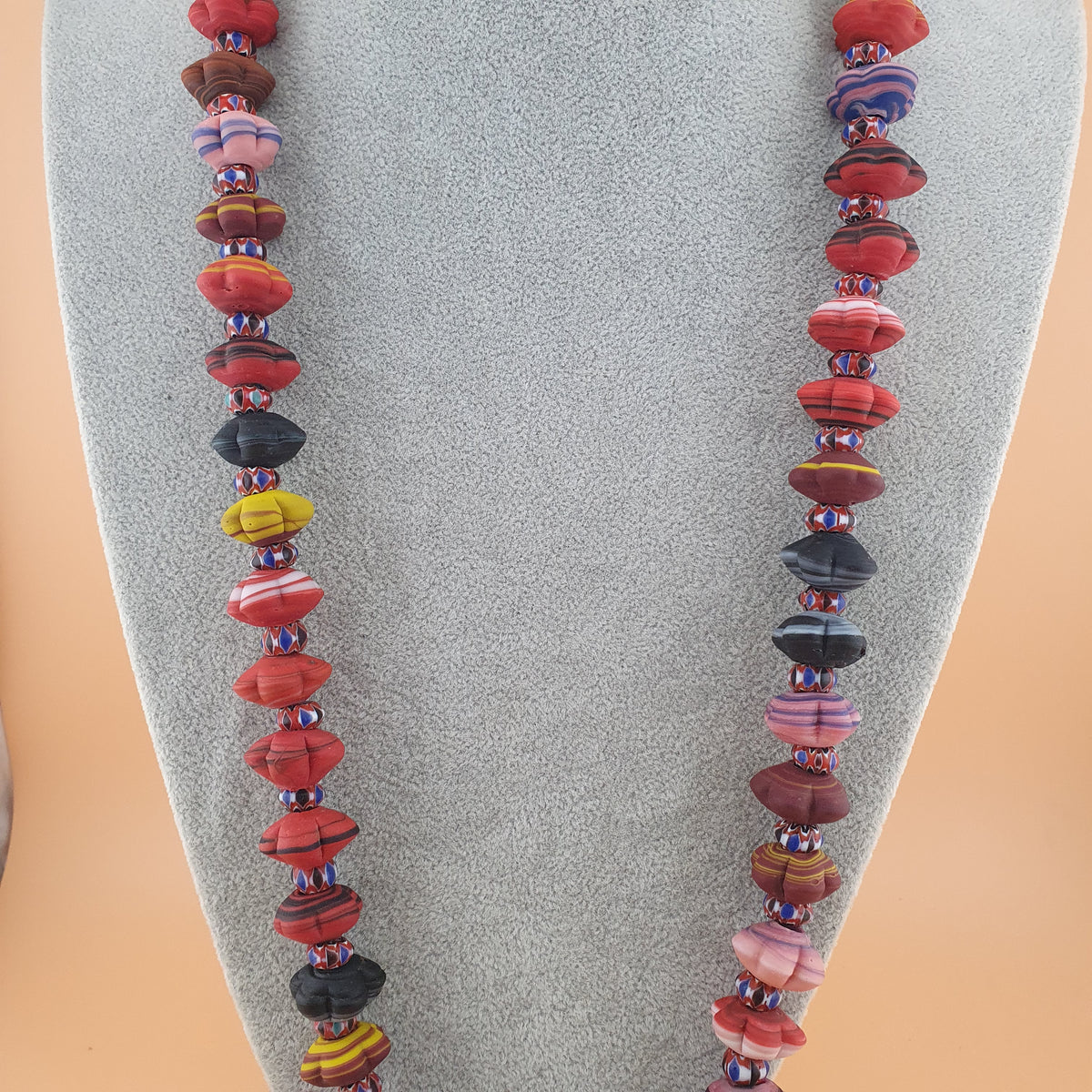 Collier perles de verre vintage vénitien style africain forme fleur et chevrons 26 pouces