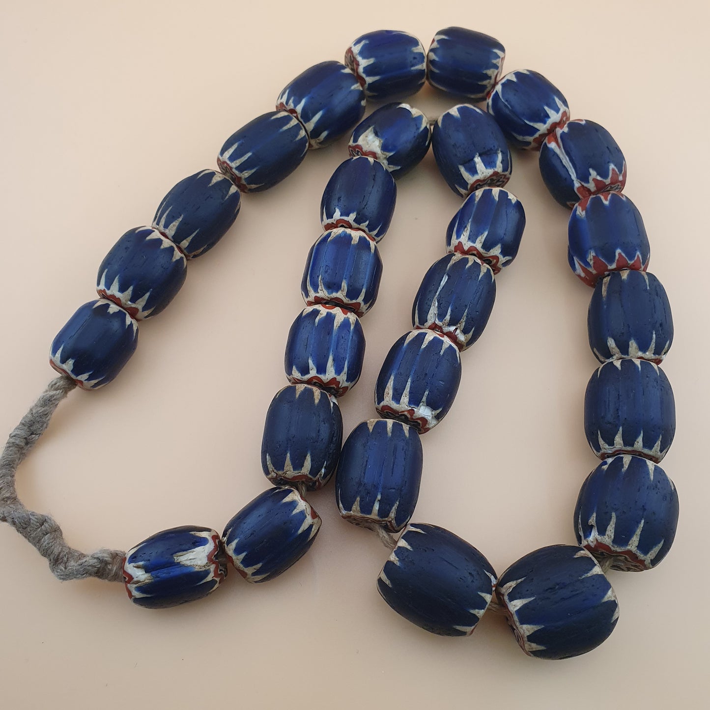 Antike venezianische Chevron Glasperlenkette mit großen blauen Glasperlen