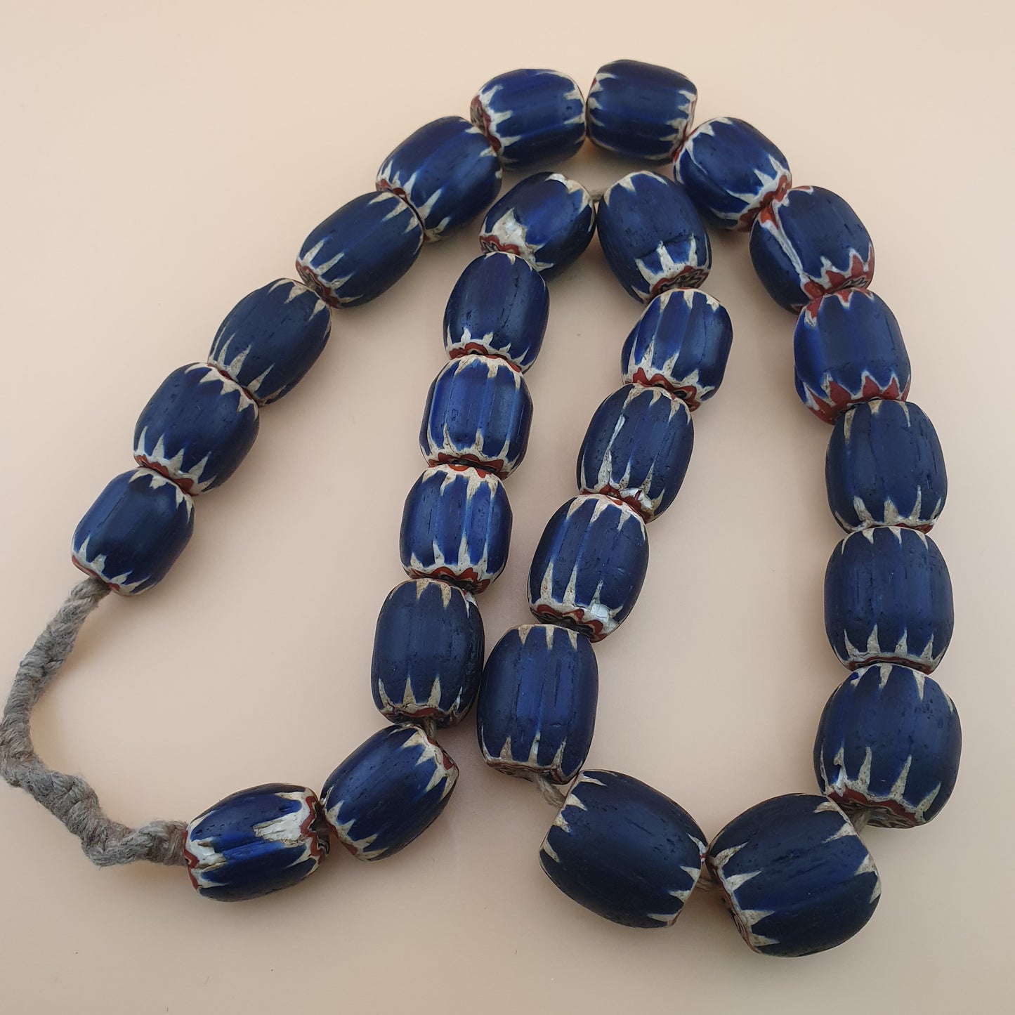 Antike venezianische Chevron Glasperlenkette mit großen blauen Glasperlen