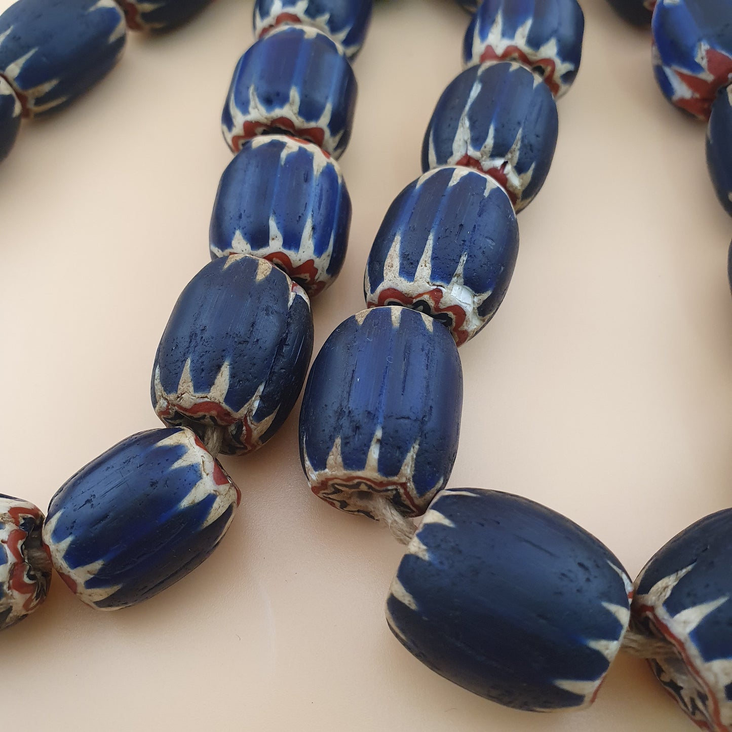 Antike venezianische Chevron Glasperlenkette mit großen blauen Glasperlen