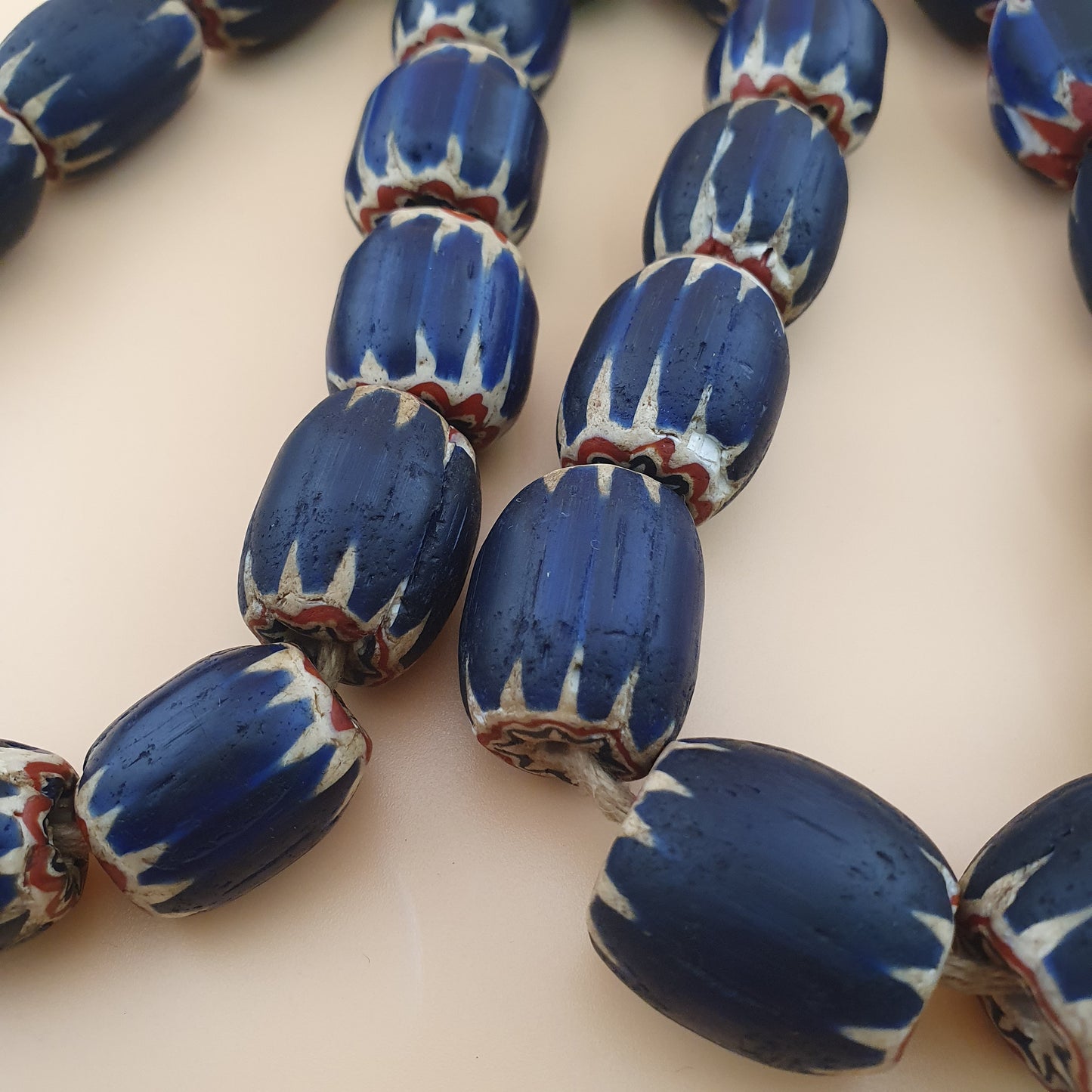 Antike venezianische Chevron Glasperlenkette mit großen blauen Glasperlen