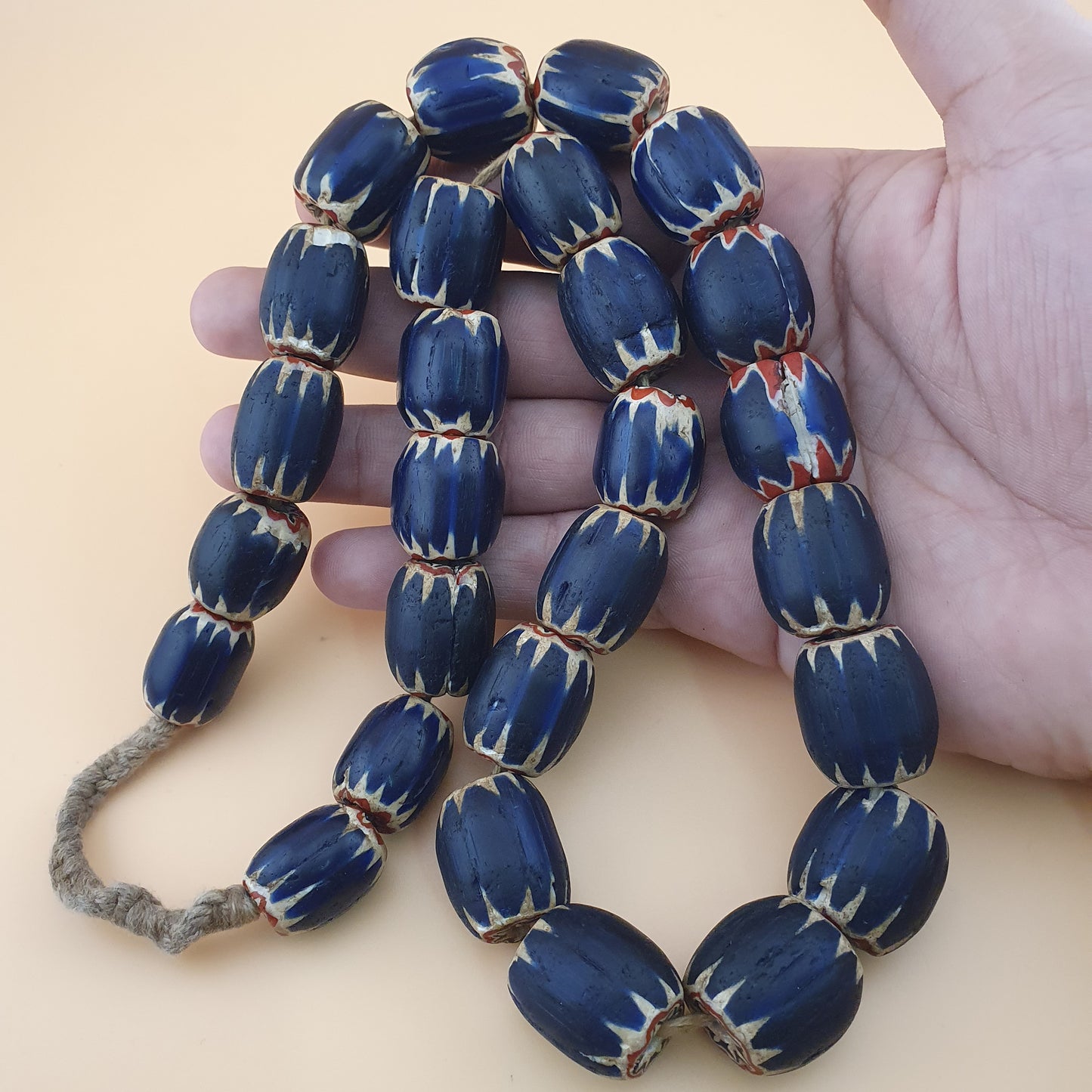 Antike venezianische Chevron Glasperlenkette mit großen blauen Glasperlen