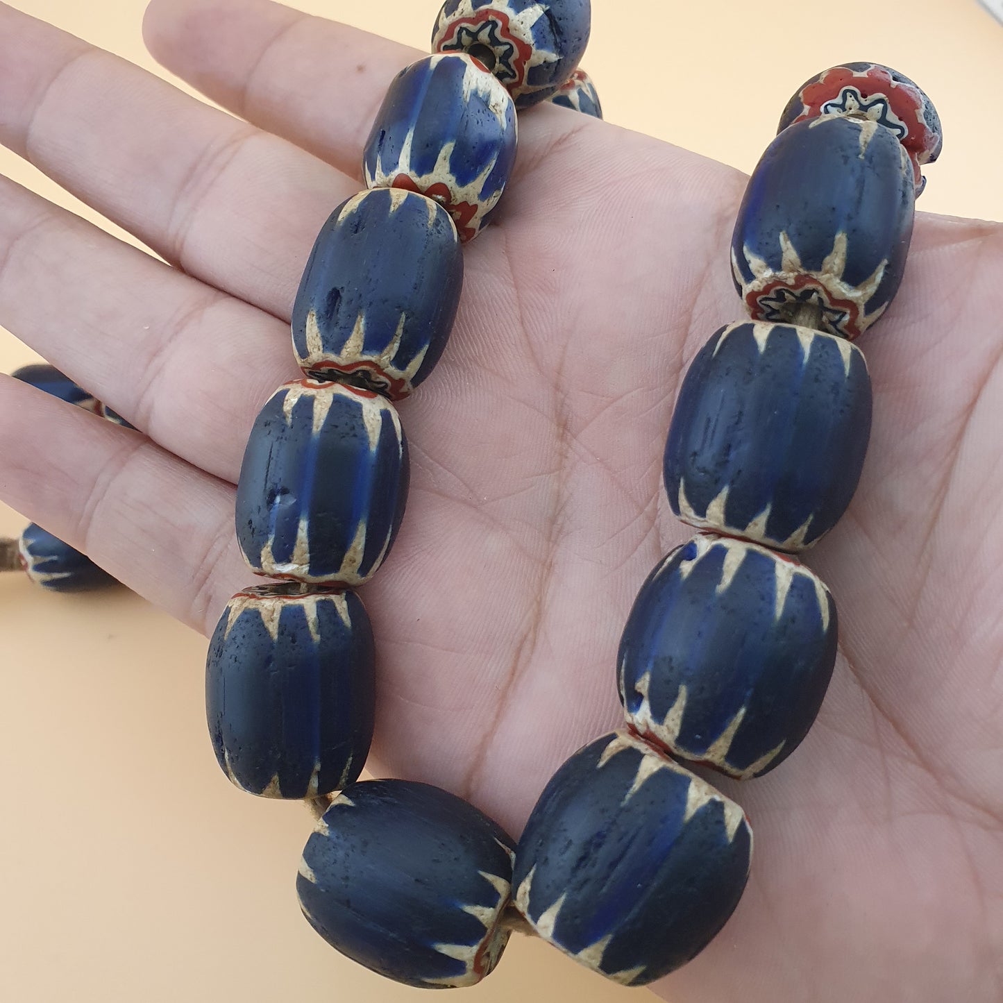 Antike venezianische Chevron Glasperlenkette mit großen blauen Glasperlen