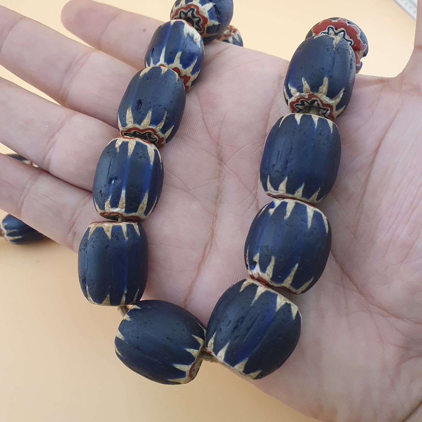 Antike venezianische Chevron Glasperlenkette mit großen blauen Glasperlen