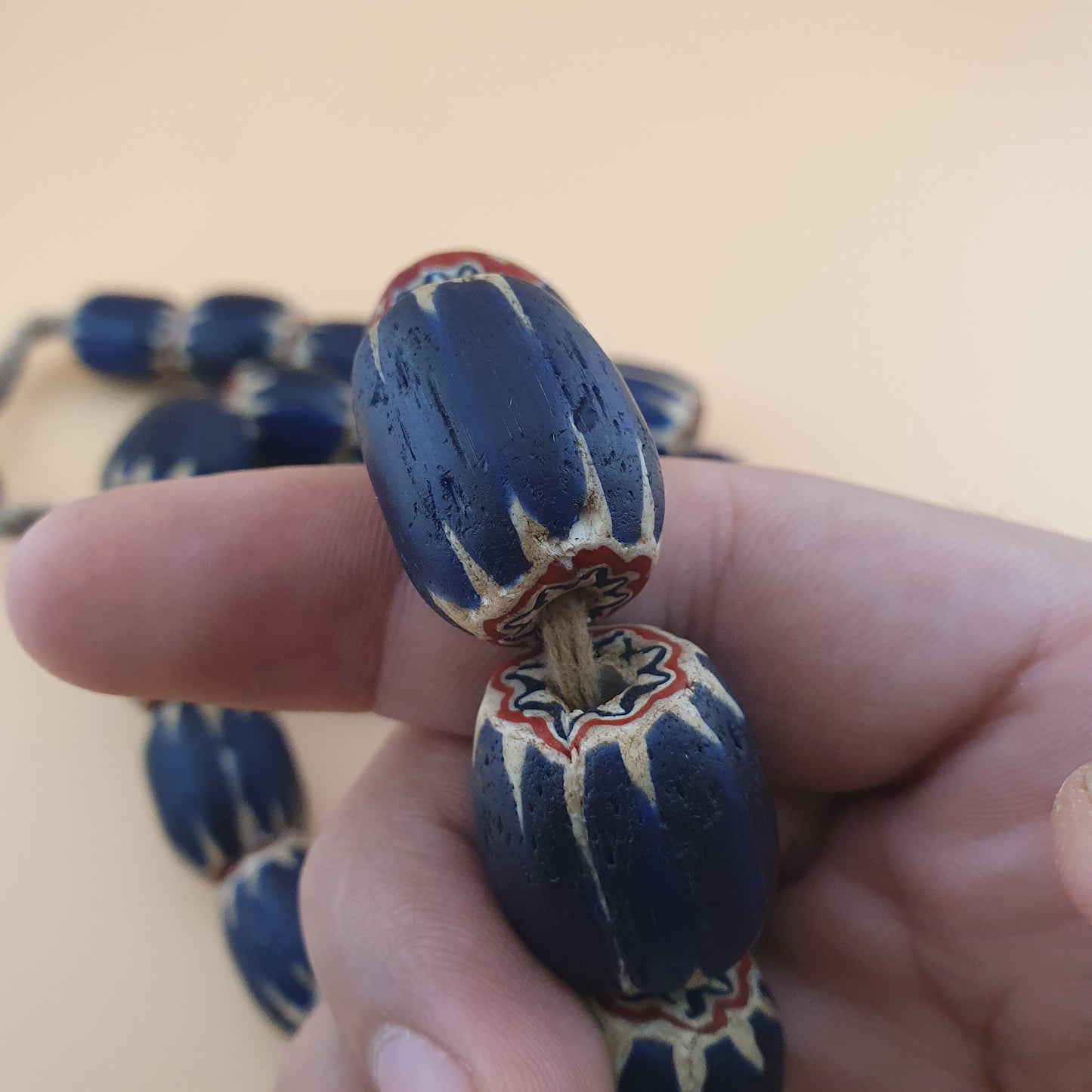 Antike venezianische Chevron Glasperlenkette mit großen blauen Glasperlen