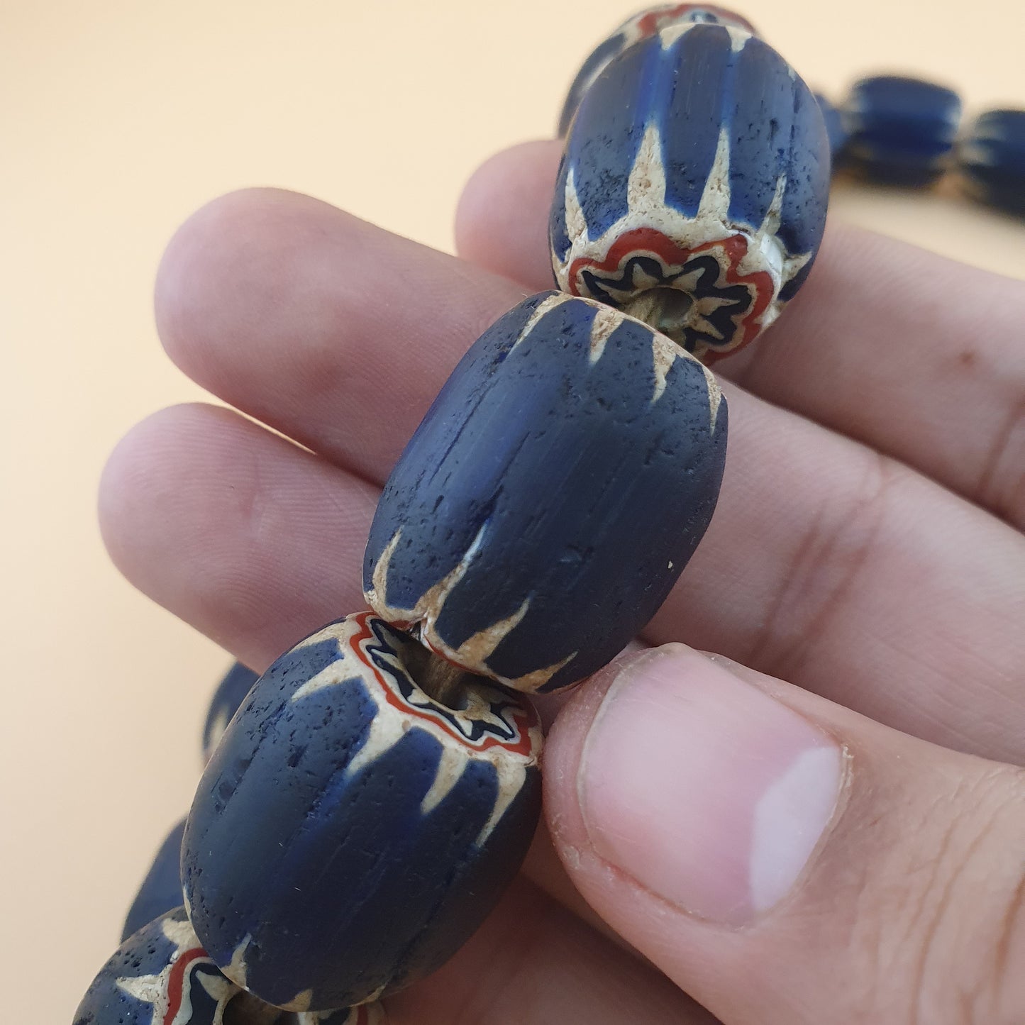 Antike venezianische Chevron Glasperlenkette mit großen blauen Glasperlen