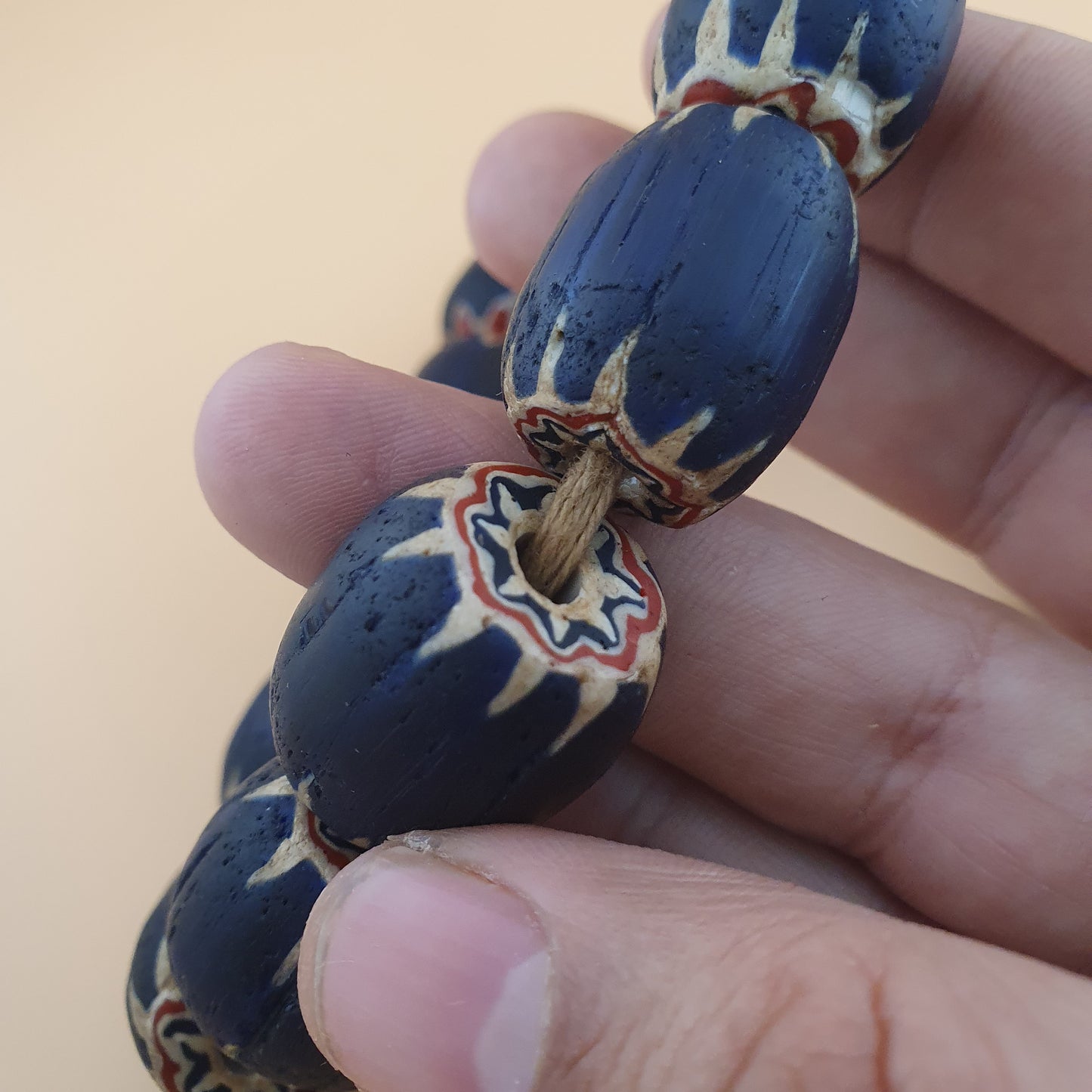 Antike venezianische Chevron Glasperlenkette mit großen blauen Glasperlen