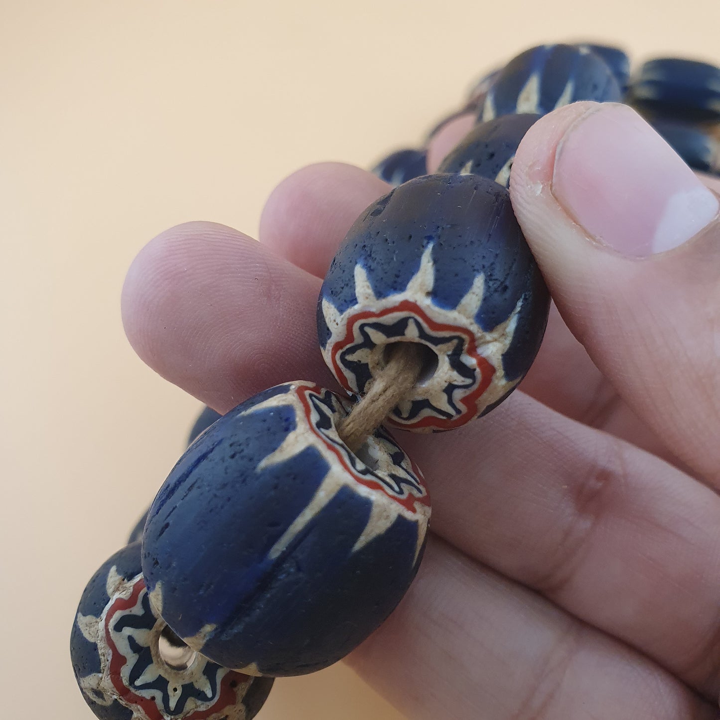 Antike venezianische Chevron Glasperlenkette mit großen blauen Glasperlen